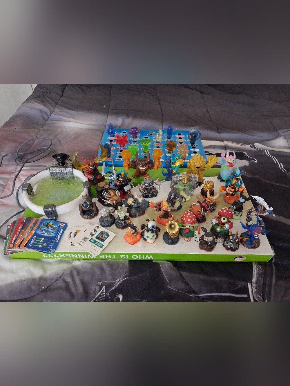 Skylanders super huge lot!  Impecable.Included Portal - Cards - Extremely pretty